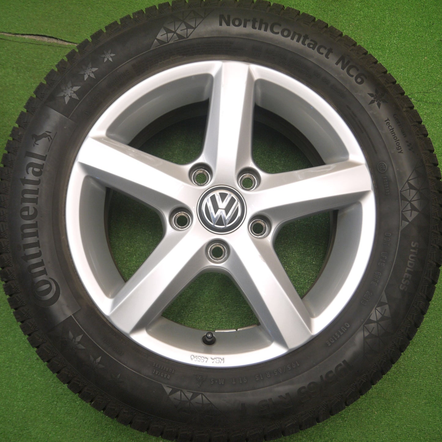 [送料無料] バリ溝！キレイ！8.5分★ワーゲン ゴルフ 純正 195/65R15 スタッドレス コンチネンタル ノースコンタクト NC6 15インチ PCD112/5H★4120305Hス