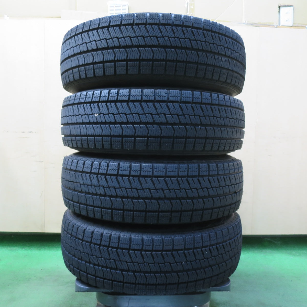 超バリ溝！23年！キレイ！ほぼ10分★スタッドレス 185/70R14 ブリヂストン ブリザック VRX2 JOKER ジョーカー 14インチ PCD100/4H★5100711イス