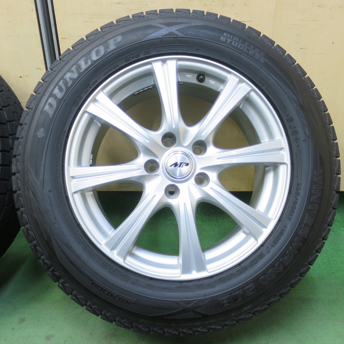 バリ溝！22年！キレイ！9.5分★スタッドレス 225/65R17 ダンロップ ウインターマックス SJ8 SJ8+ MP-04 17インチ PCD114.3/5H★6022112イス