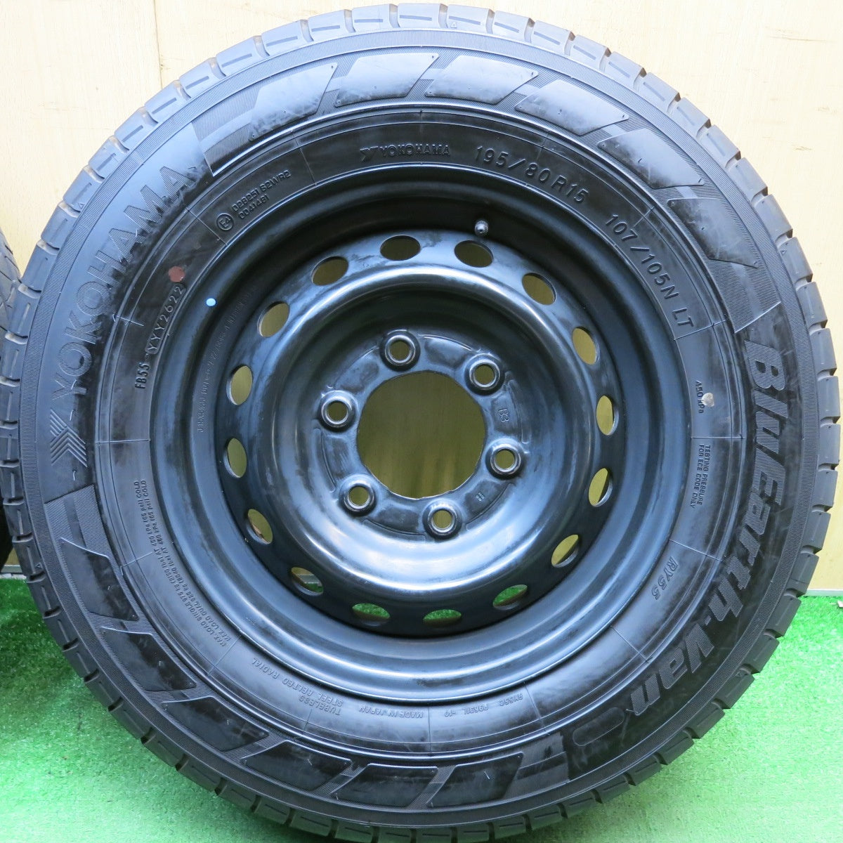 バリ溝！22年！キレイ！9.5分以上◎日産 キャラバン 純正 スチール 195/80R15 107/105N ヨコハマ BluEarth-Van RY55 ブルーアース 15インチ PCD139.7/6H◎6091207HAノ