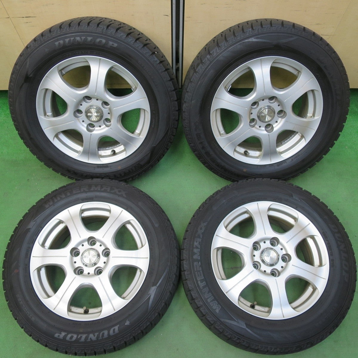 バリ溝！22年！9.5分以上★スタッドレス 195/65R15 ダンロップ ウインターマックス WM02 ravrion ラブリオン 15インチ PCD114.3/5H★5040502イス