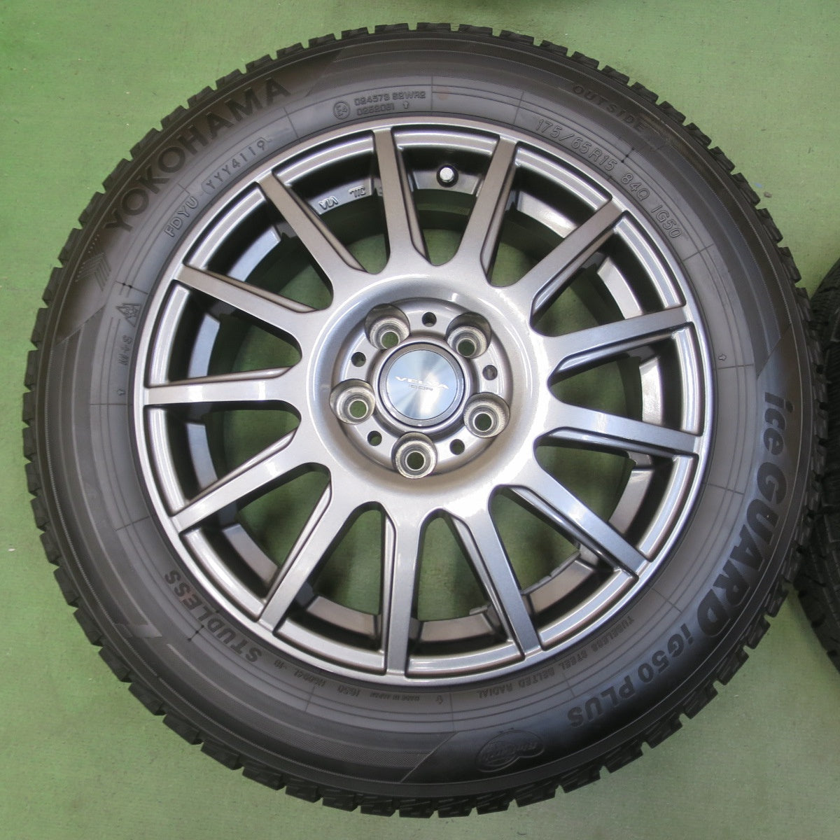 ほぼ未使用！キレイ◎シエンタ 等 175/65R15 スタッドレス ヨコハマ アイスガード iG50 プラス VELVA IGOR ヴェルヴァ 15インチ PCD100/5H◎6100907イス