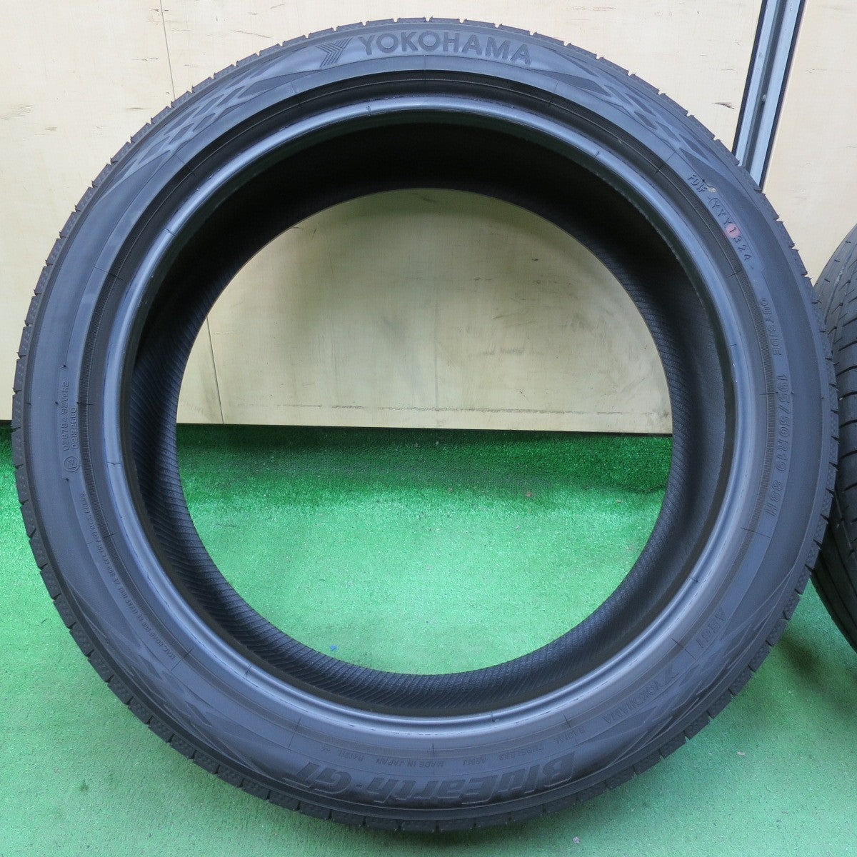 [送料無料] バリ溝！24年！ほぼ10分★195/50R19 ヨコハマ BluEarth-GT AE51 ブルーアースGT タイヤ 19インチ 60系 プリウス 等★4110505イノタ