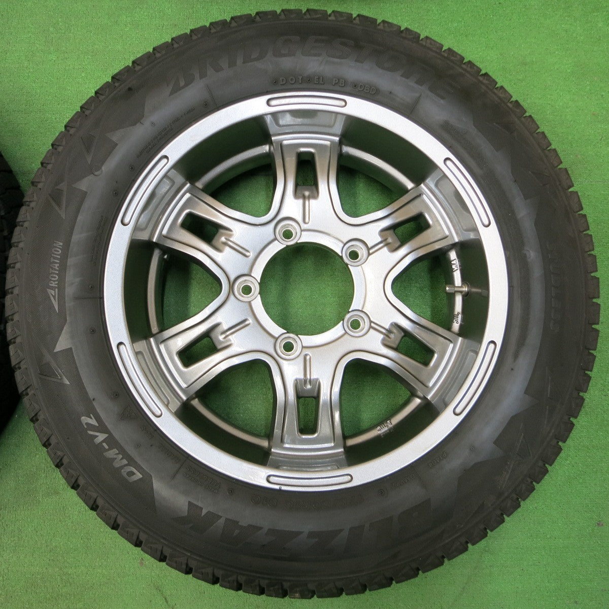 *送料無料* キレイ★ジムニー等 175/80R16 スタッドレス ブリヂストン ブリザック DM-V2 社外 アルミ 16インチ PCD139.7/5H★4051609イス