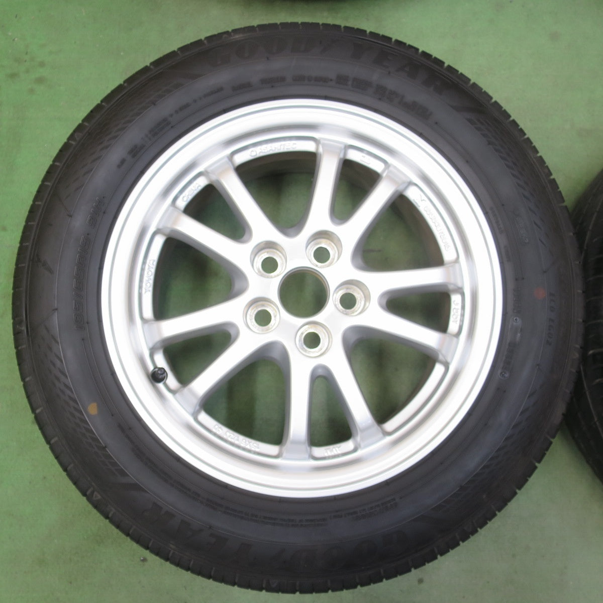 バリ溝！24年！9.5分★トヨタ 50系 プリウス 純正 195/65R15 グッドイヤー EfficientGrip ECO EG02 15インチ PCD100/5H★6040807イノ