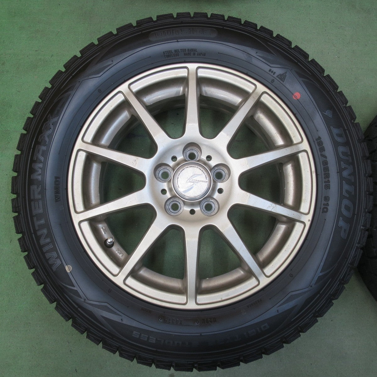 バリ溝！ほぼ10分◎プリウス 等 195/65R15 スタッドレス ダンロップ ウインターマックス WM01 STRANGER ストレンジャー 15インチ PCD100/5H◎6072602イス