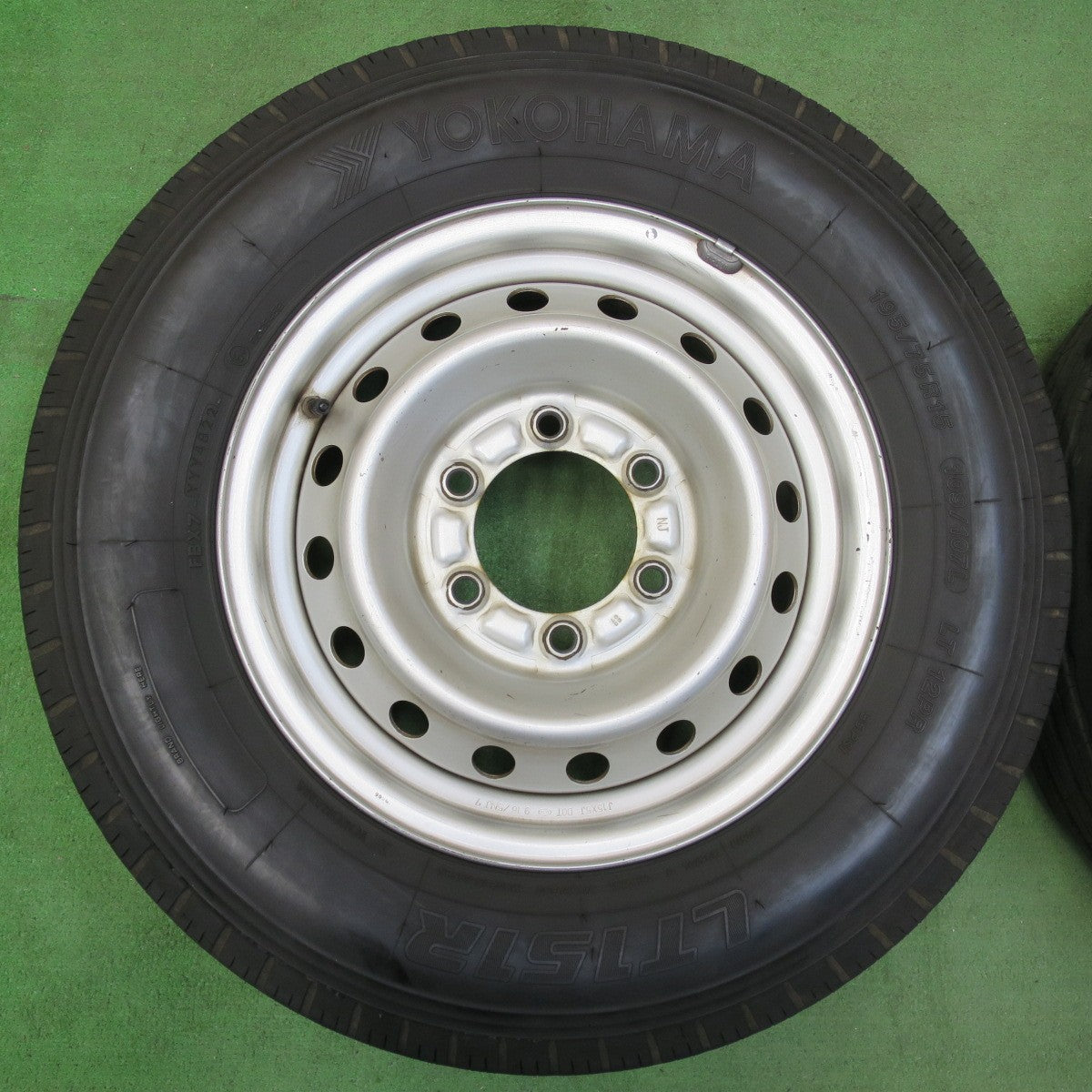 [送料無料] バリ溝！22年！キレイ！9分★トラック バン 等 195/75R15 109/107L 12PR ヨコハマ LT151R スチール ホイール 15インチ PCD139.7/6H★5011807イノ