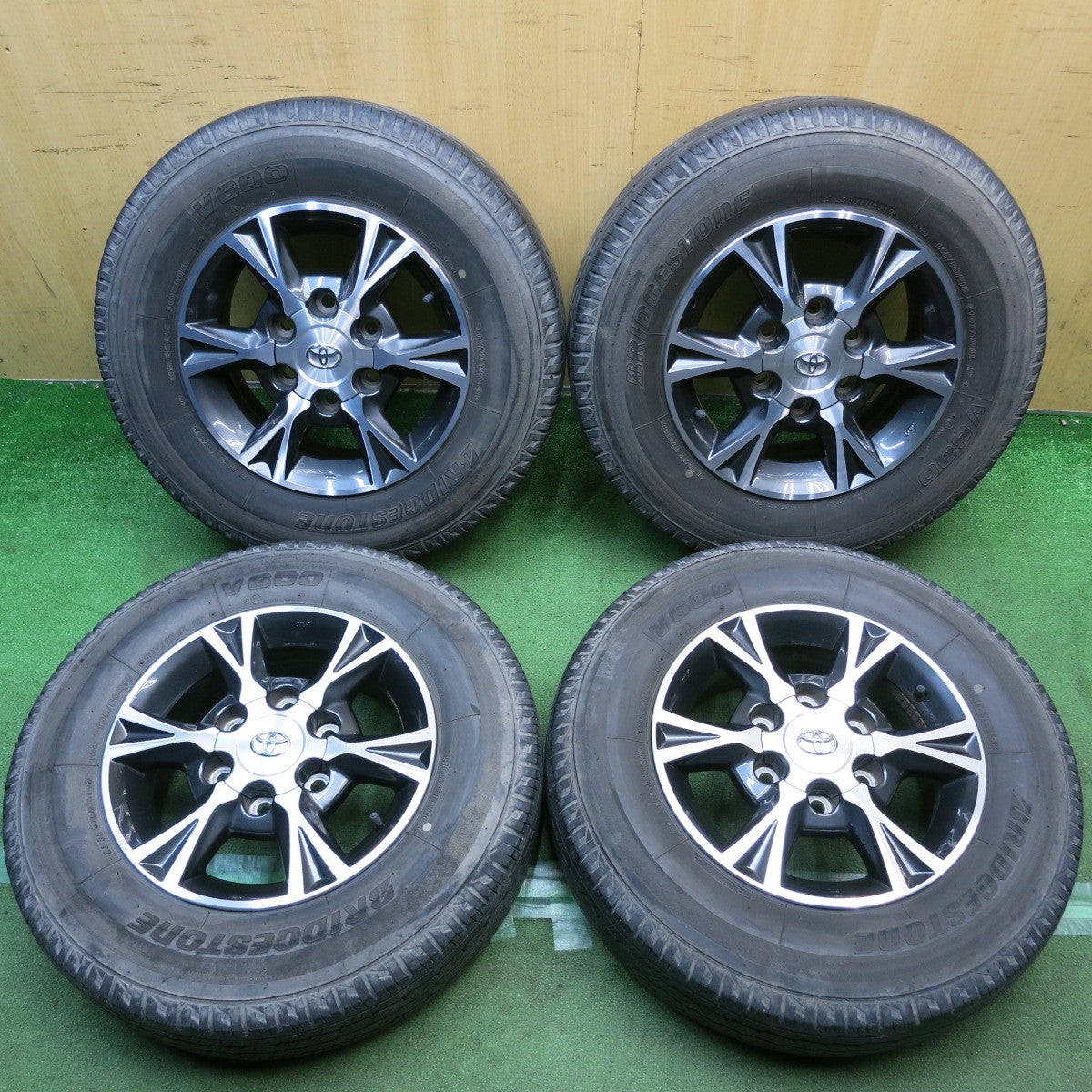 キレイ◎トヨタ 200系 ハイエース 純正 OP 195/80R15 107/105L ブリヂストン V600 15インチ PCD139.7/6H◎6092411HAノ