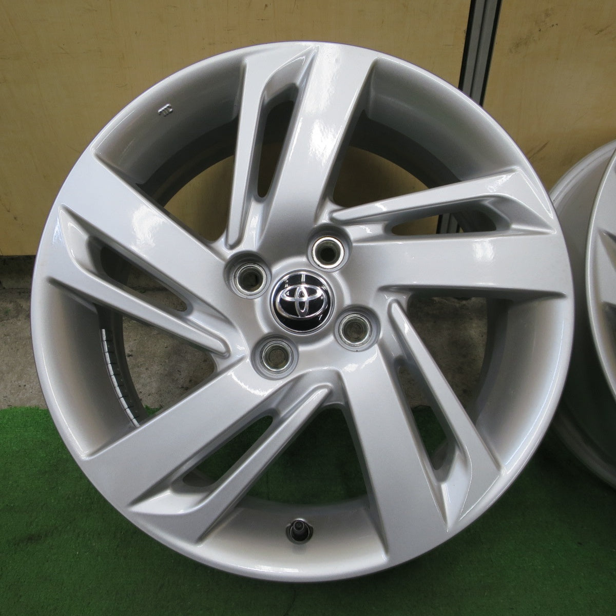 新車外し！付属品付き★トヨタ ライズ ダイハツ ロッキー 純正 ホイール 16インチ 16×6J PCD100/4H★6061204NGホ