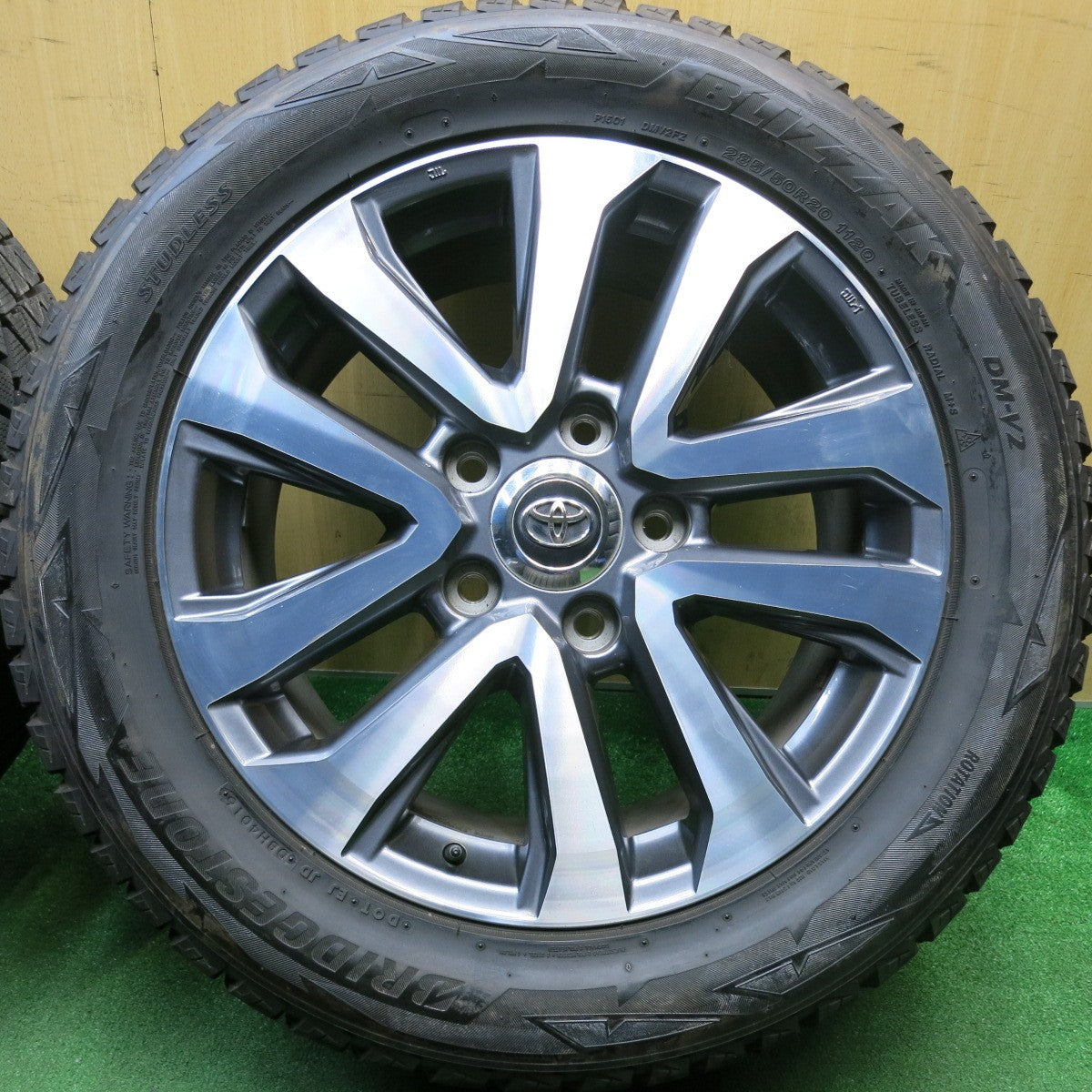 バリ溝！9.5分★トヨタ ランクル 200 ZX 純正 285/50R20 スタッドレス ブリヂストン ブリザック DM-V2 20インチ PCD150/5H★6010809HAス