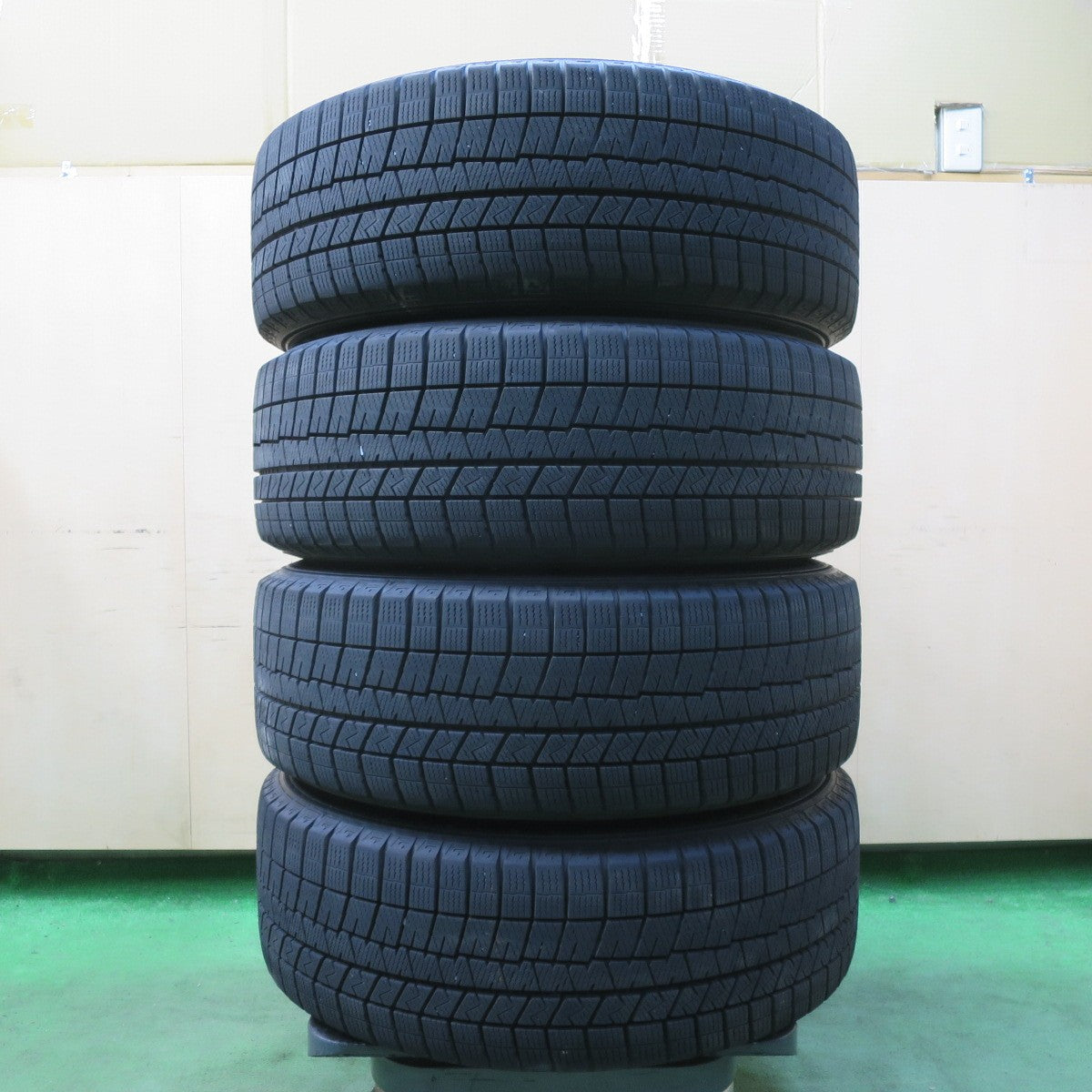 バリ溝！キレイ！9.5分★スタッドレス 205/60R16 ダンロップ ウインターマックス 03 ESTROSA エステローザ 16インチ PCD114.3/5H★5042801イス