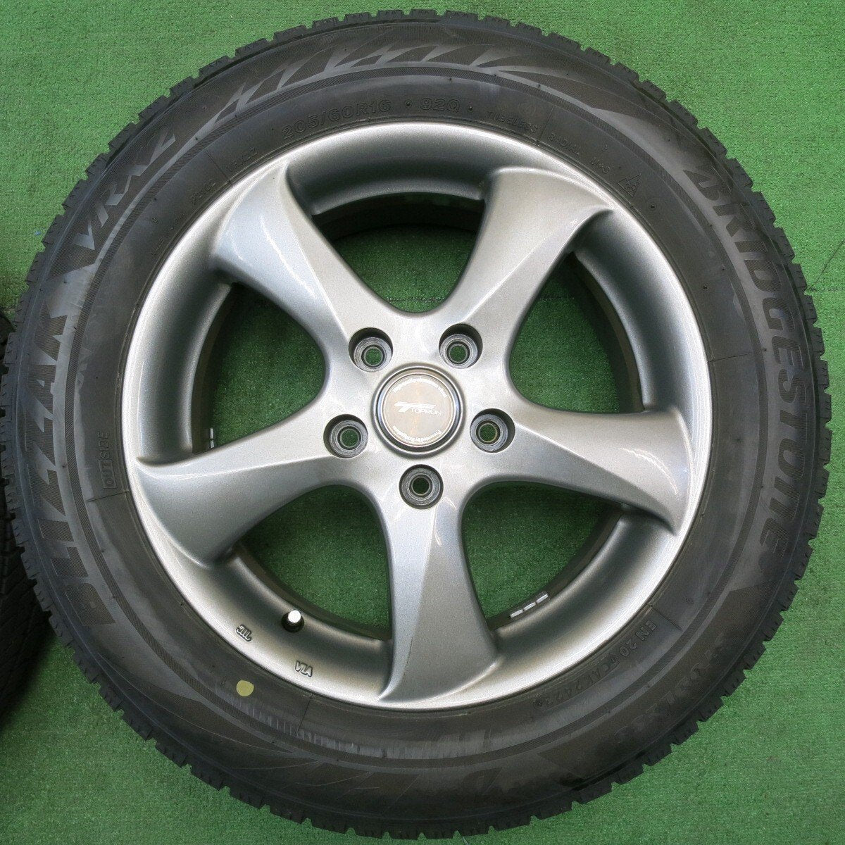 バリ溝！23年！キレイ！9.5分★スタッドレス 205/60R16 ブリヂストン ブリザック VRX2 TOPRUN トップラン 16インチ PCD114.3/5H★5032903NJス
