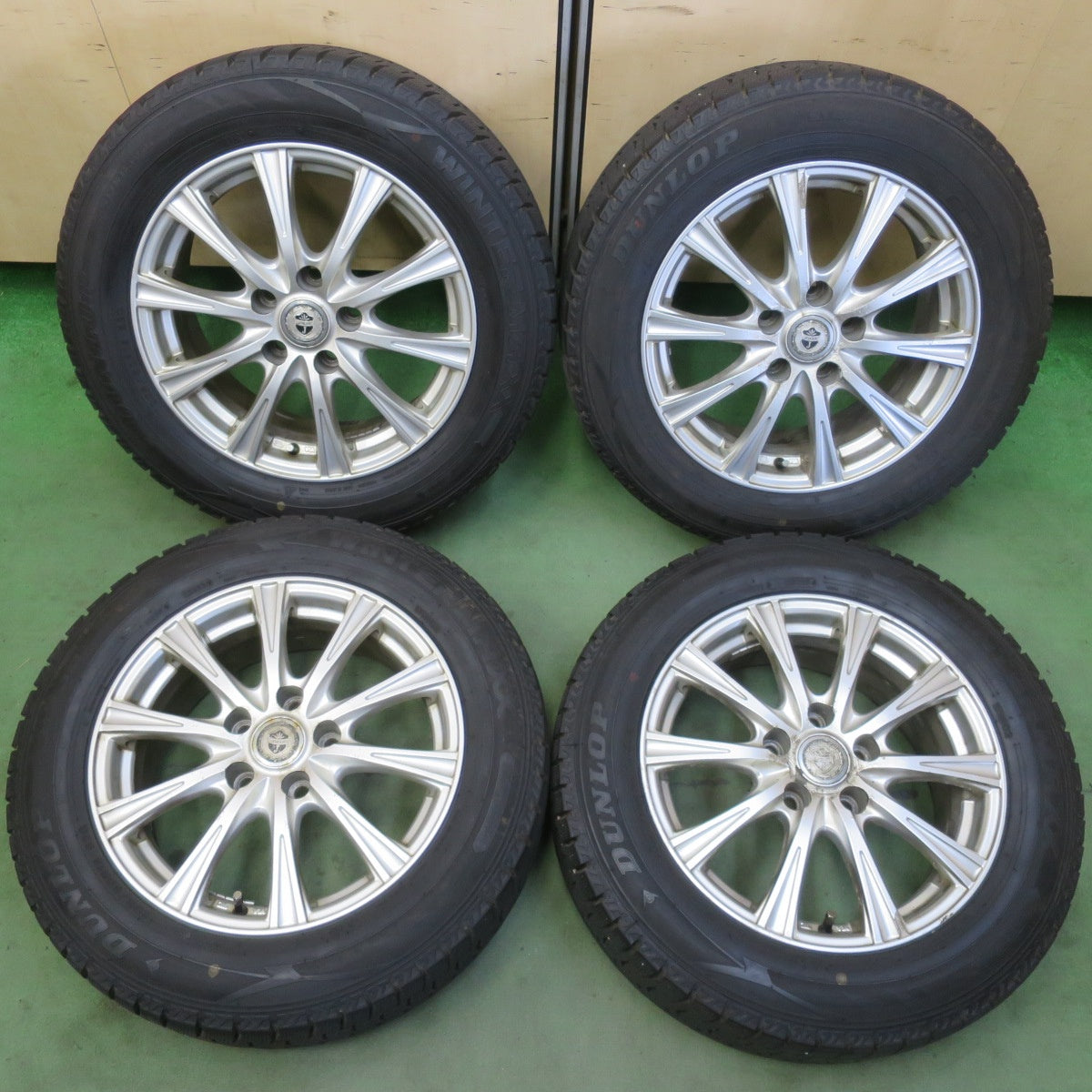 バリ溝！23年！8.5分★スタッドレス 205/60R16 ダンロップ ウインターマックス WM02 JOKER ジョーカー 16インチ PCD114.3/5H★6051605イス