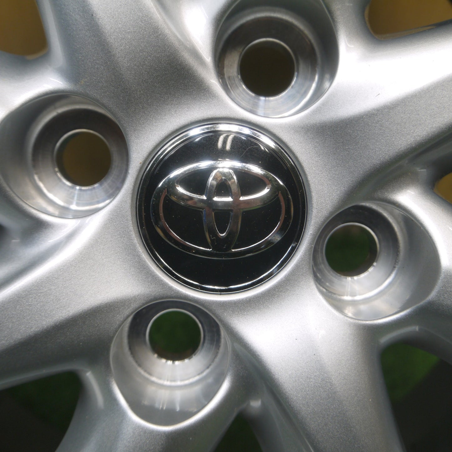 *送料無料* 新車外し★トヨタ アクア Z 純正 ホイール 15インチ 15×6J PCD100/4H★4052706Hホ