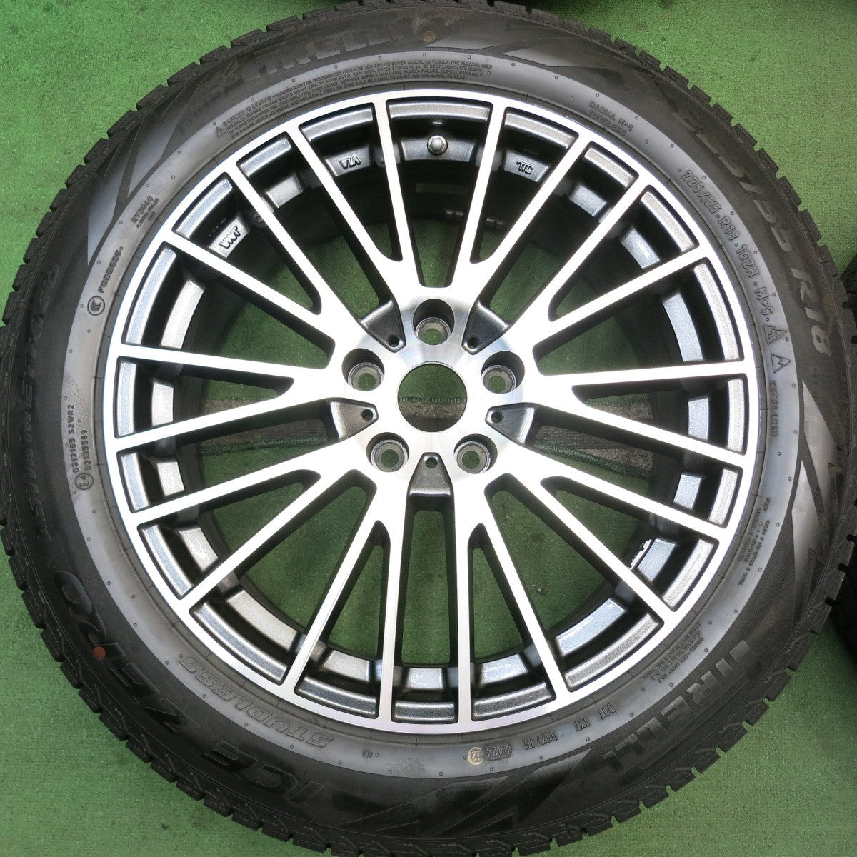 センサー付！バリ溝！24年！キレイ！9.5分以上★BMW 等 ユーロデザイン CALWER 225/55R18 スタッドレス ピレリ アイスゼロ PCD112/5H★5091102HAス