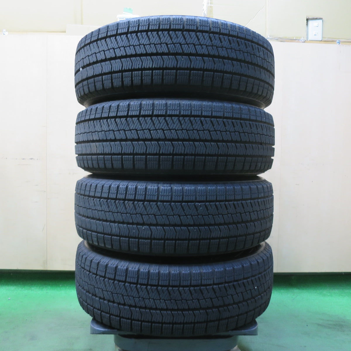 バリ溝！23年！キレイ！9.5分★スタッドレス 195/65R15 ブリヂストン ブリザック VRX2 JOKER ジョーカー 15インチ PCD114.3/5H★5102402イス