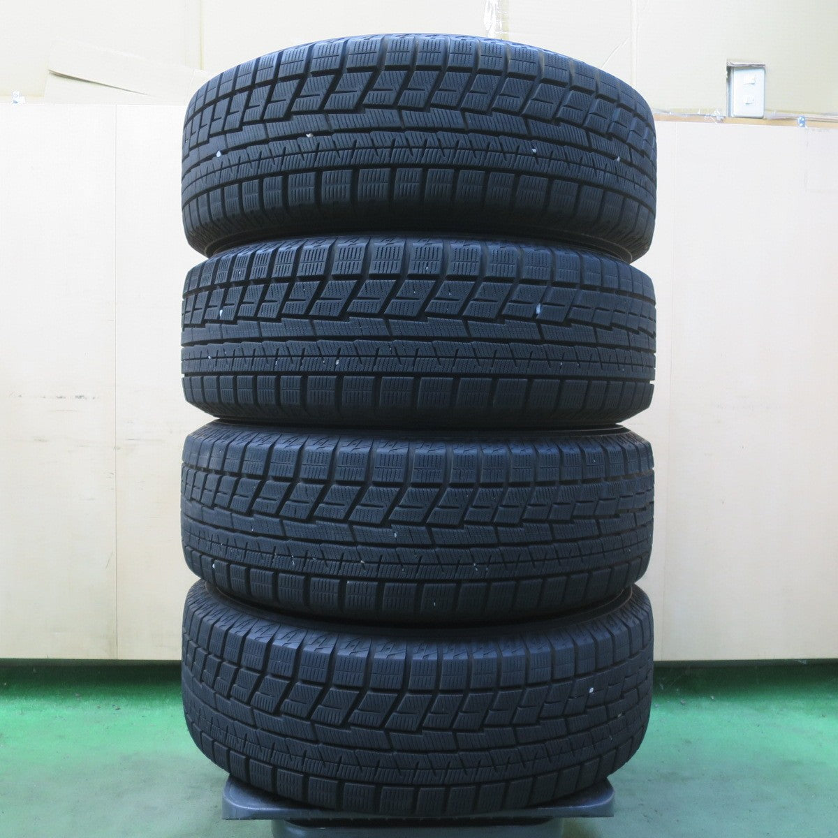バリ溝！24年！キレイ！9.5分◎スタッドレス 215/60R16 ヨコハマ アイスガード iG60 ravrion selzer ラブリオン 16インチ PCD114.3/5H◎6072702イス