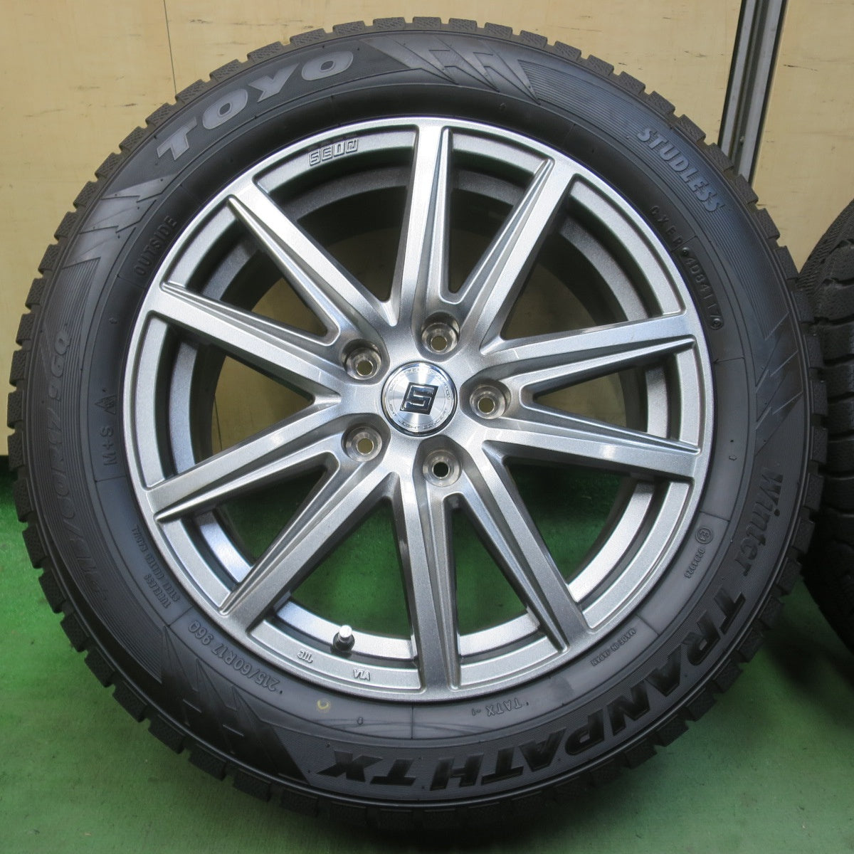 バリ溝！キレイ！ほぼ10分★スタッドレス 215/60R17 トーヨー ウインター トランパス TX SEIN SS ザイン 17インチ PCD114.3/5H★6041504イス