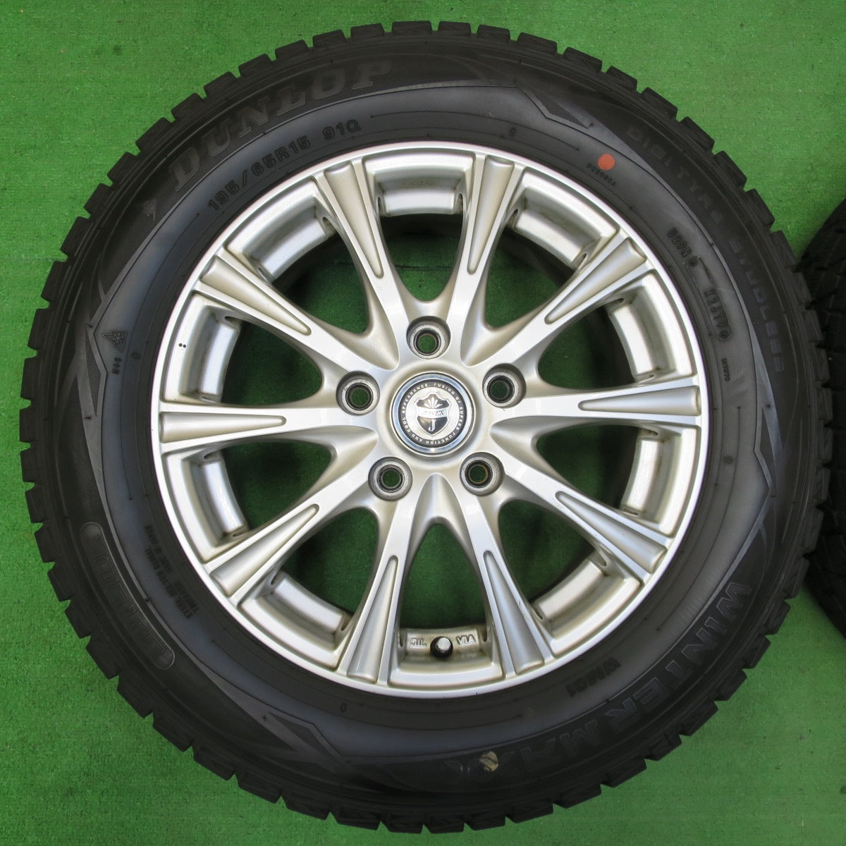 *送料無料* バリ溝！9.5分以上★スタッドレス 195/65R15 ダンロップ ウインターマックス WM01 JOKER ジョーカー 15インチ PCD114.3/5H★4061104イス