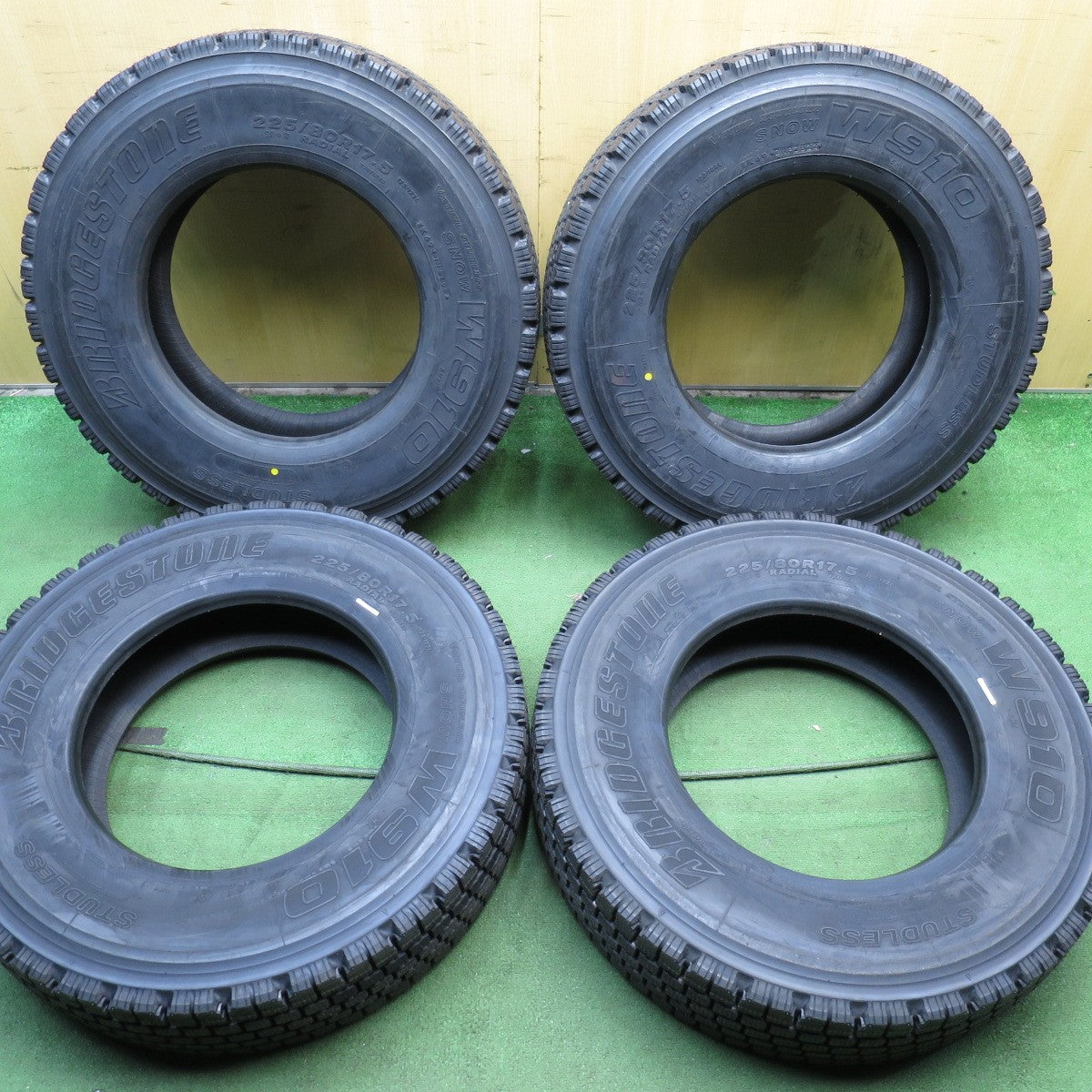 *送料無料* 未使用！22年★トラック タイヤ 225/80R17.5 123/122L スタッドレス ブリヂストン W910 タイヤ 17.5インチ★4033009KKスタ