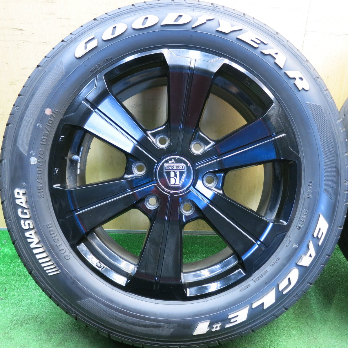バリ溝！22年！9分★215/60R17 109/107R グッドイヤー イーグル #1 ナスカー BARBERO アーバングランデ バルベロ 17インチ PCD139.7/6H★6060401HAノ