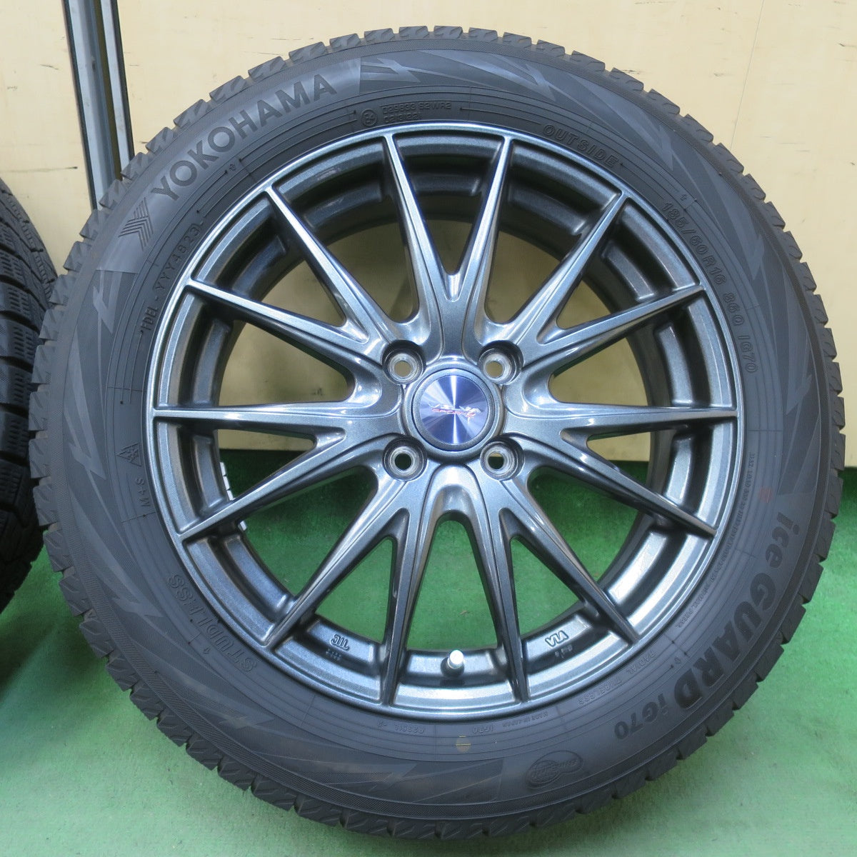バリ溝！23年！キレイ！9分★スタッドレス 185/60R16 ヨコハマ アイスガード iG70 VELVA SPORTZ ヴェルヴァ 16インチ PCD100/4H★6032406イス