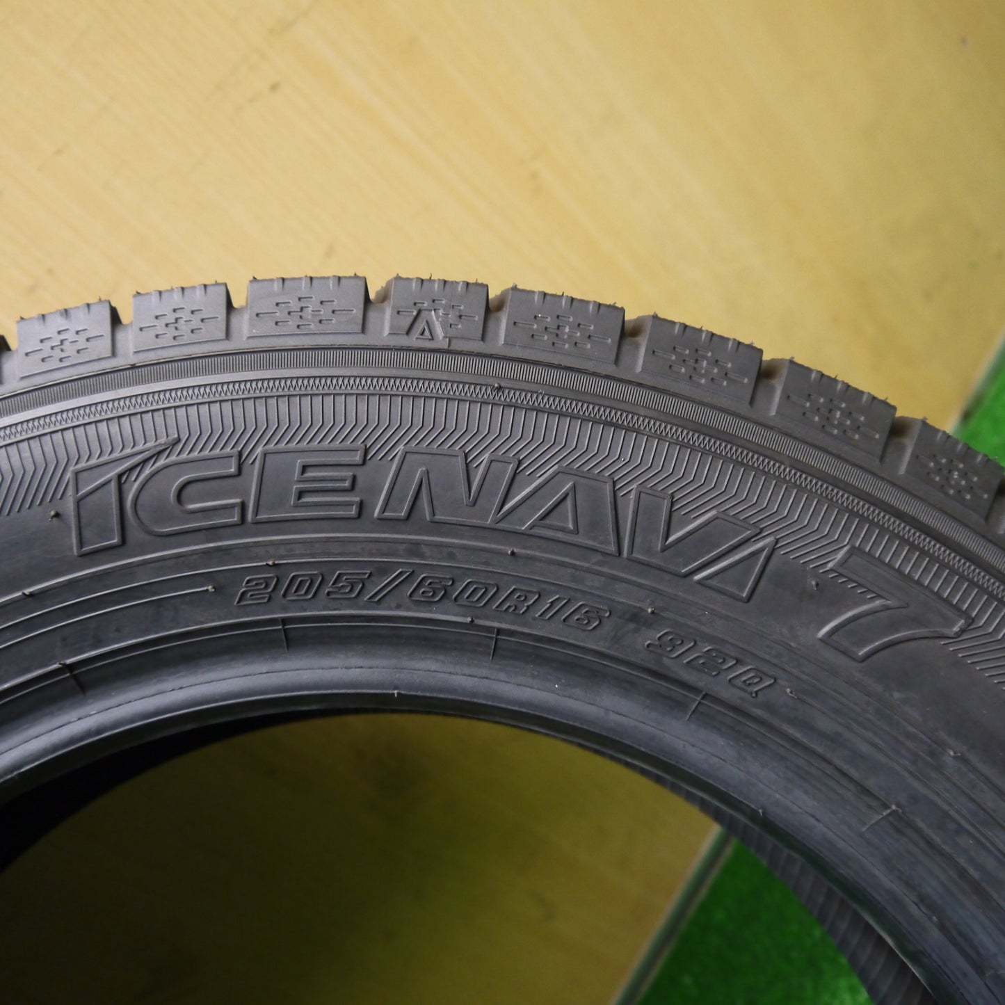 未使用！22年！2本★スタッドレス 205/60R16 グッドイヤー アイスナビ7 タイヤ 16インチ ノア ヴォクシー プリウスα ステップワゴン 等★5110706Hスタ