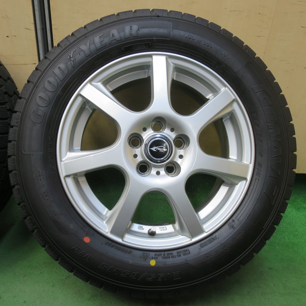 バリ溝！24年！キレイ！ほぼ10分★プリウス 等 195/65R15 スタッドレス グッドイヤー アイスナビ7 ravrion P3 ラブリオン 15インチ PCD100/5H★5122705イス