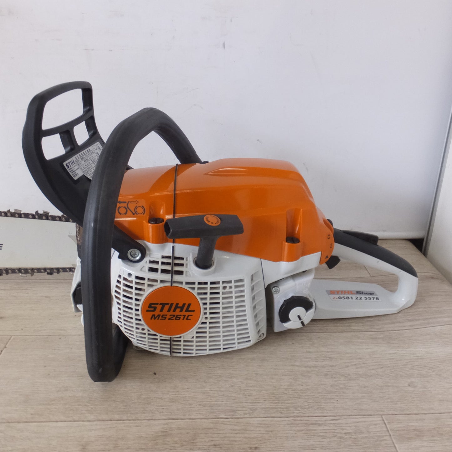 [送料無料] 岐阜発★スチール STIHL エンジンチェンソー MS261C-M　排気量 50.2cm3 振動加速度 18.2m/s2 騒音レベル 100.2dB★