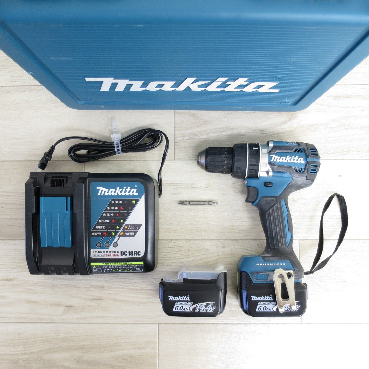 [送料無料] バッテリー2個！キレイ◇マキタ 充電式 震動 ドライバドリル HP474D RGX 電動 工具 makita 振動 ドリルドライバー 充電器 DC18RC◇