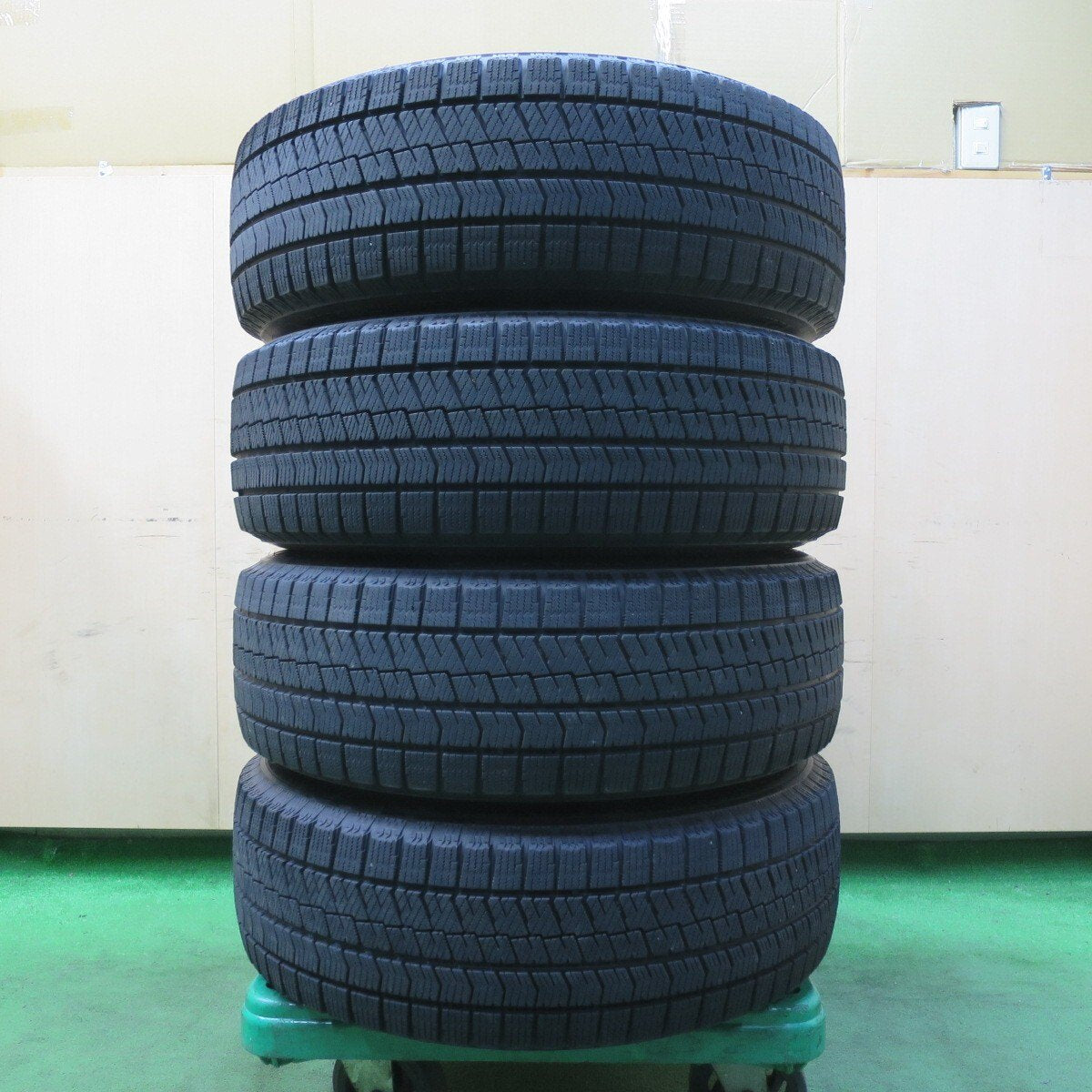 バリ溝！キレイ！8.5分★スタッドレス 215/65R16 ブリヂストン ブリザック VRX2 TOPRUN トップラン 16インチ PCD114.3/5H★4112206イス
