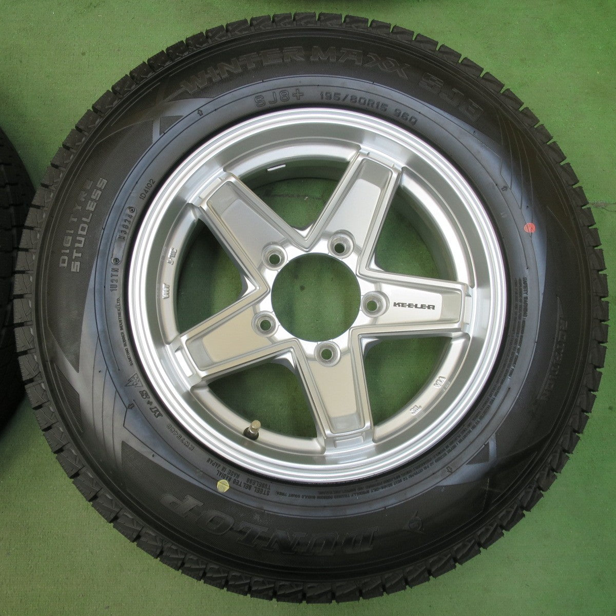 バリ溝！24年！キレイ！9.5分以上★KEELER 195/80R15 スタッドレス ダンロップ ウインターマックス SJ8 + キーラー 15インチ PCD139.7/5H★5112402イス