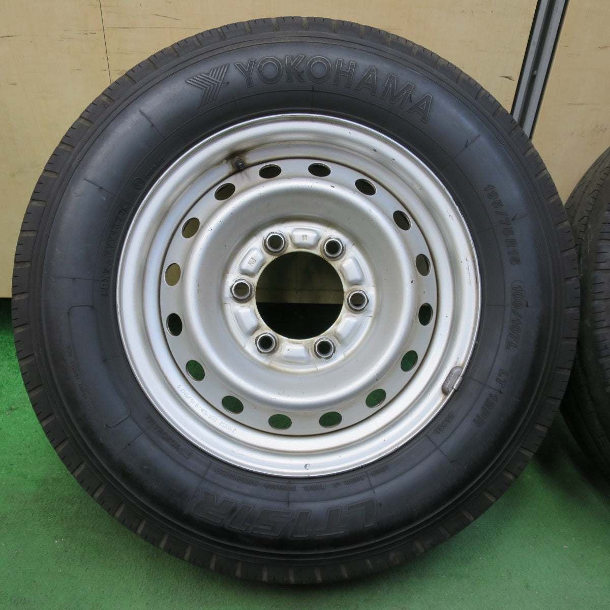 [送料無料] バリ溝！22年！キレイ！9分★トラック バン 等 195/75R15 109/107L 12PR ヨコハマ LT151R スチール ホイール 15インチ PCD139.7/6H★5011807イノ