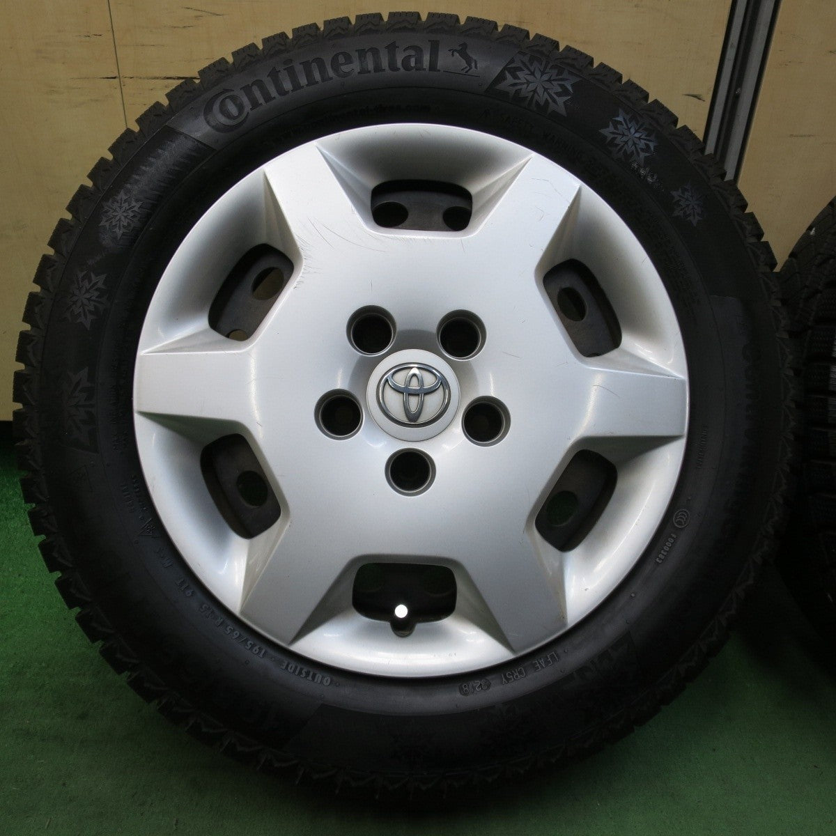 超バリ溝！9.5分以上★トヨタ ノア ヴォクシー 純正 スチール 195/65R15 スタッドレス コンチネンタル コンチバイキング コンタクト6 15インチ PCD114.3/5H★5022709イス
