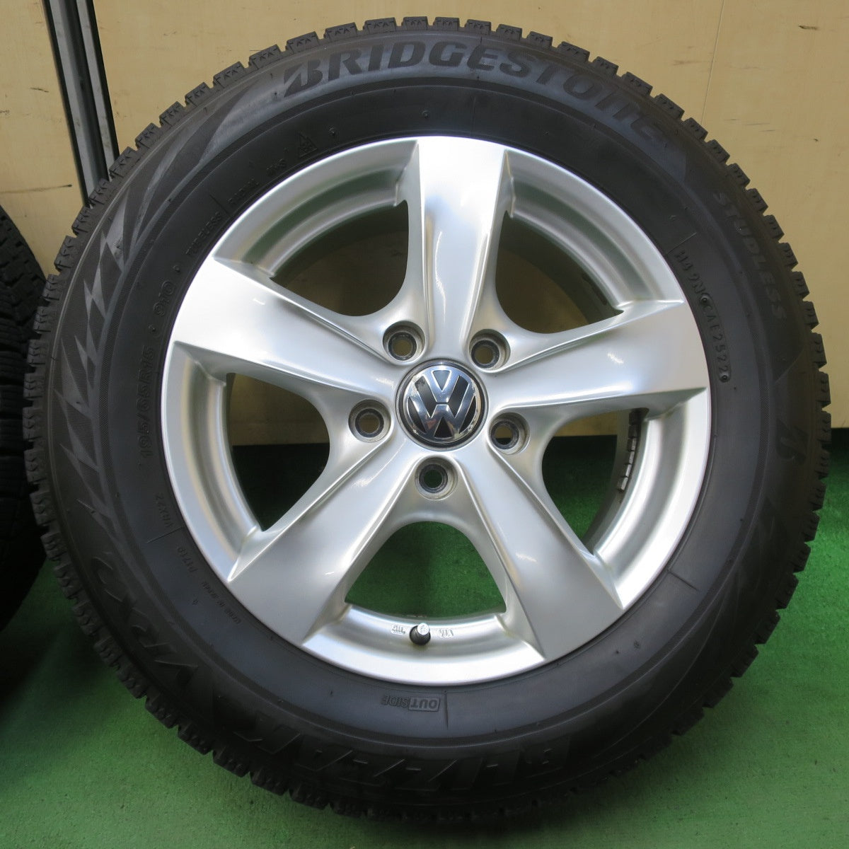 バリ溝！22年！キレイ！8.5分★ワーゲン 等 AGA TARGA 195/65R15 スタッドレス ブリヂストン ブリザック VRX2 15インチ PCD112/5H★5100606イス