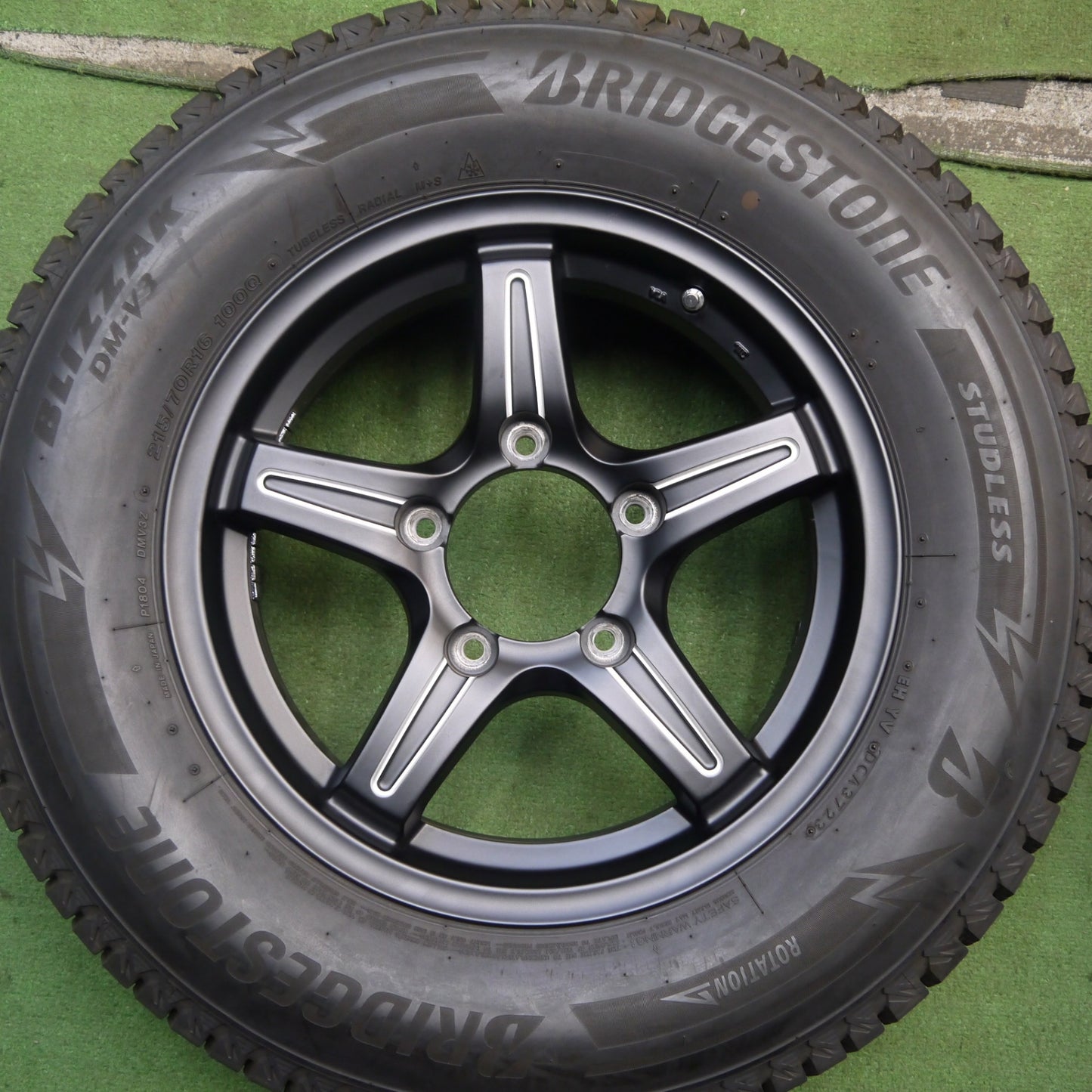 バリ溝！23年！キレイ！9.5分★ジムニー 等 215/70R16 スタッドレス ブリヂストン ブリザック DM-V3 社外 アルミ 16インチ PCD139.7/5H★5070706Hス
