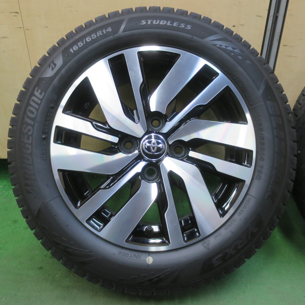 バリ溝！22年！キレイ！ほぼ10分★トヨタ タンク ルーミー 純正 165/65R14 スタッドレス ブリヂストン ブリザック VRX3 14インチ PCD100/4H★6012806イス