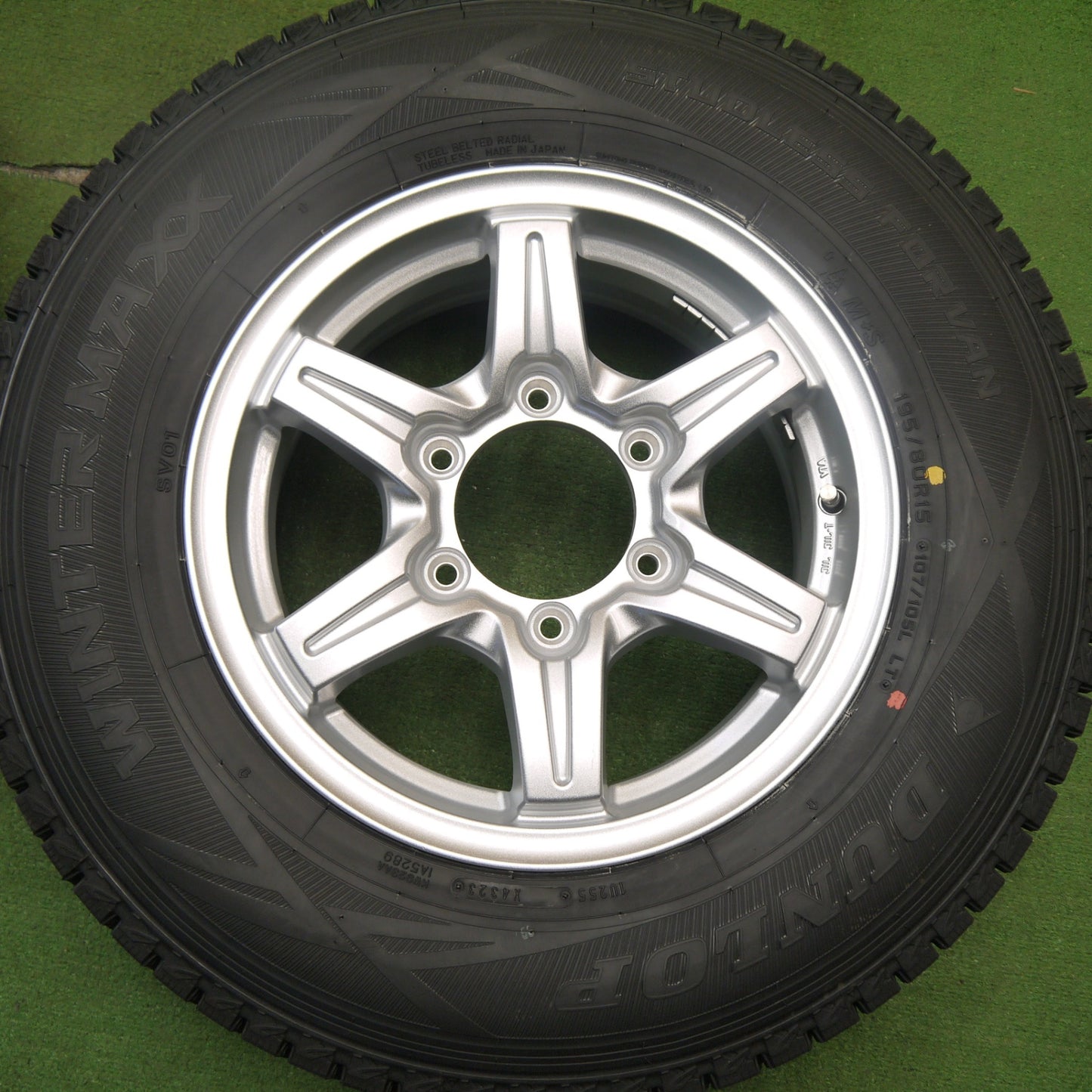 未使用！23年★ハイエース等 スタッドレス 195/80R15 107/105L ダンロップ ウインターマックス SV01 URBAN SPORTS アーバンスポーツ PCD139.7/6H★5041505Hス