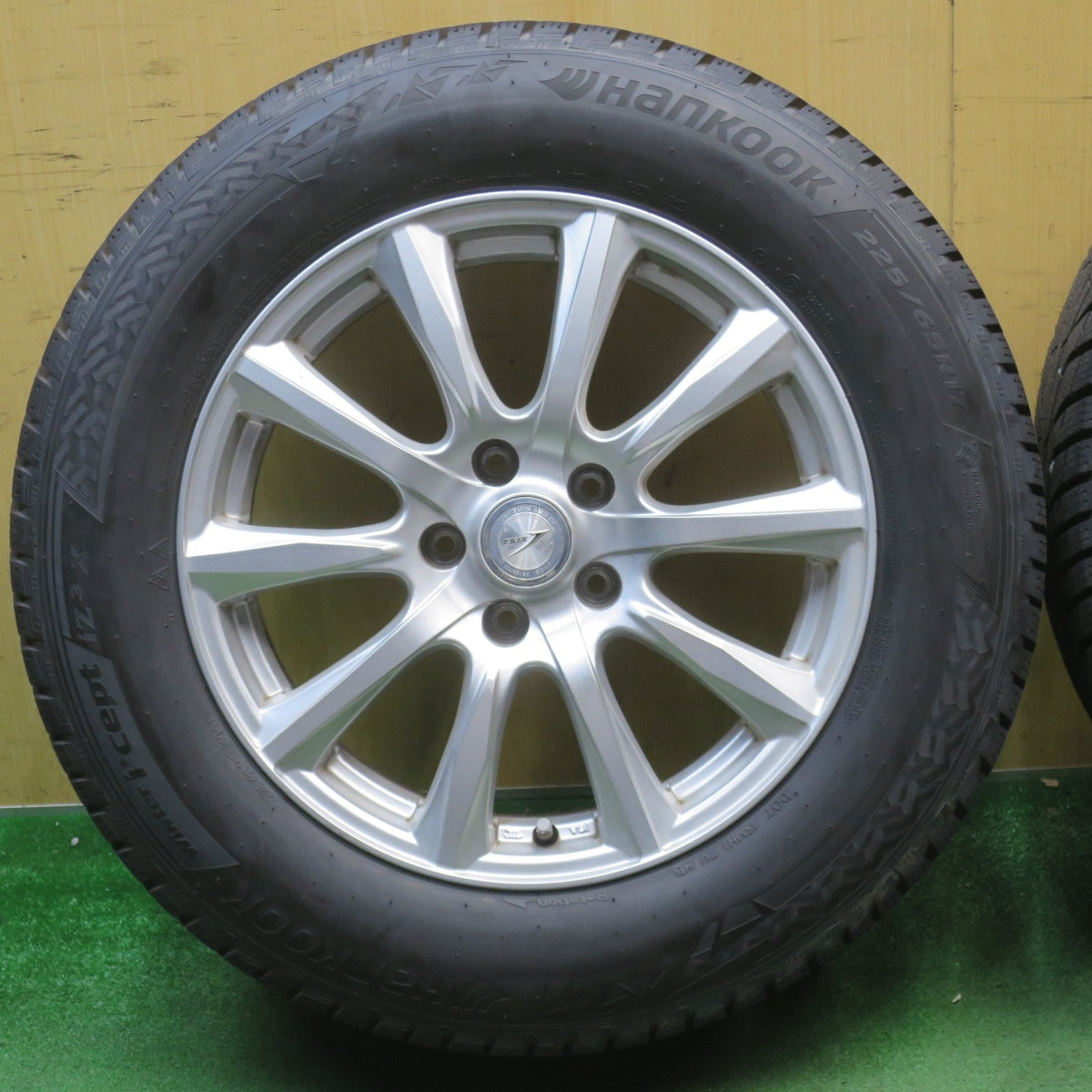 バリ溝！24年！9.5分以上★スタッドレス 225/65R17 ハンコック ウインター アイセプト IZ3X JOKER ジョーカー 17インチ PCD114.3/5H★6051507NJス