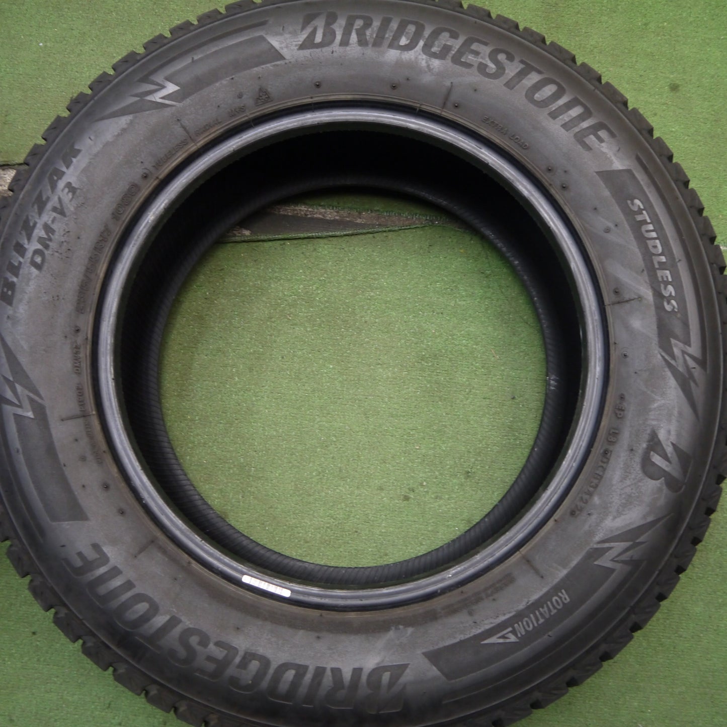バリ溝！22年！8.5分★スタッドレス 235/65R17 ブリヂストン ブリザック DM-V3 タイヤ 17インチ ボルボ アウディ 等★5091001Hスタ