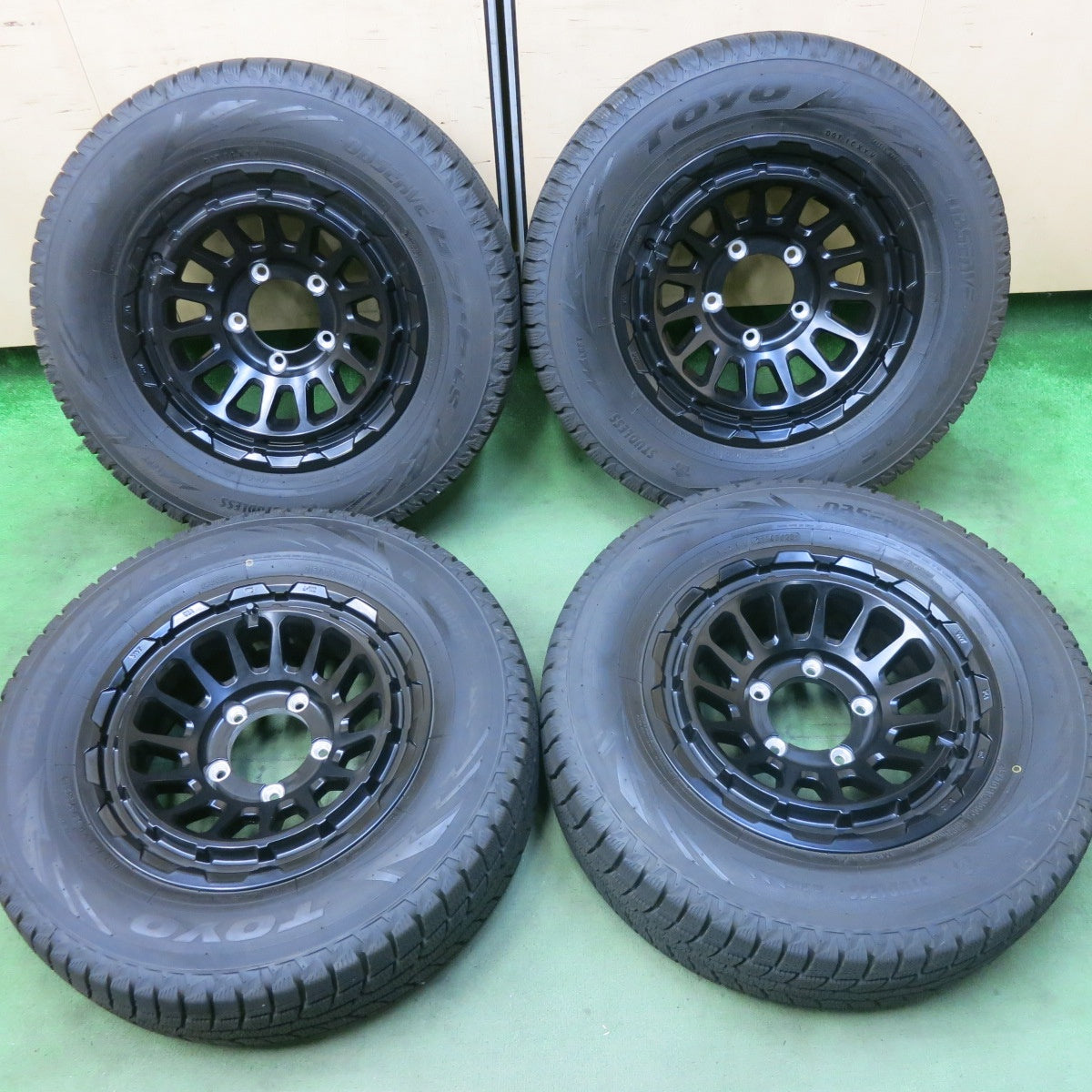 バリ溝！23年！キレイ！9.5分★ジムニー 等 215/70R16 スタッドレス トーヨー オブザーブ GSi-6 LS BARKLEY HARDROCK RIZARD 16インチ PCD139.7/5H★5102503SKス