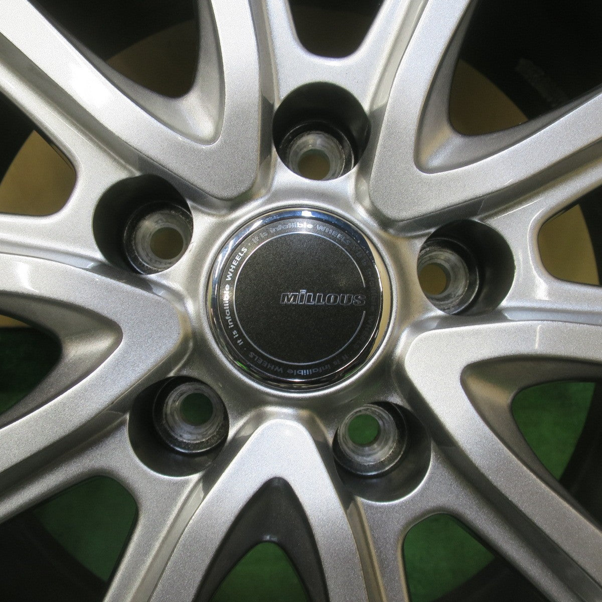 バリ溝！24年！キレイ！9.5分◎スタッドレス 215/70R16 ヨコハマ アイスガード G075 MiLLOUS VX ミルアス 16インチ PCD114.3/5H◎6063001イス