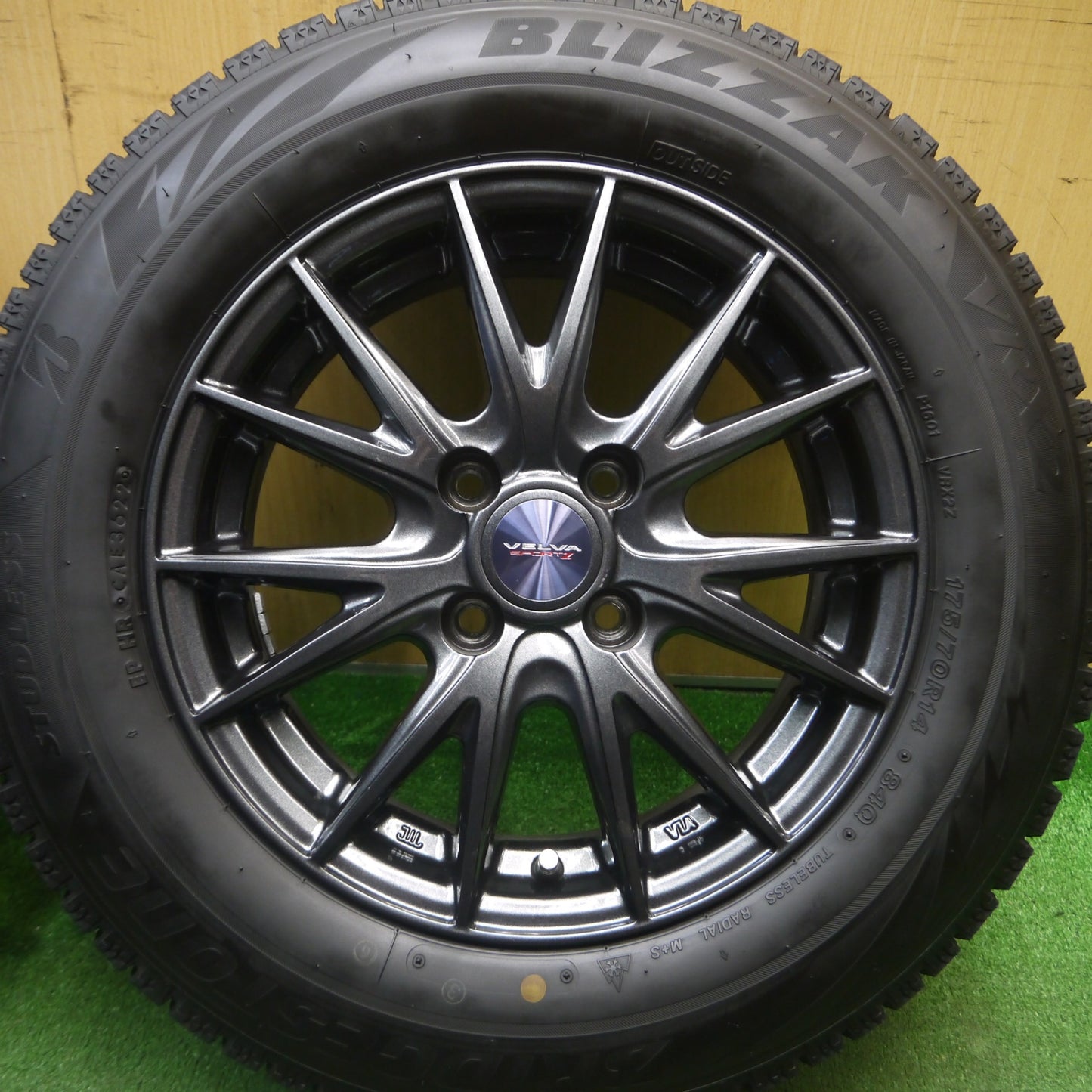 [送料無料] バリ溝！22年！キレイ！9.5分★スタッドレス 175/70R14 ブリヂストン ブリザック VRX2 VELVA SPORTZ ヴェルヴァ 14インチ PCD100/4H★5021401Hス