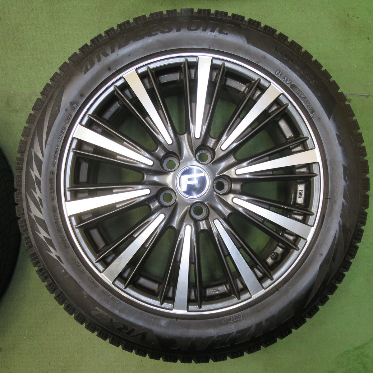 バリ溝！キレイ！9.5分★Lehrmeister L-F SPORT 235/50R18 スタッドレス ブリヂストン ブリザック VRX2 レアマイスター LF スポーツ 18インチ PCD114.3/5H★5111004TTス