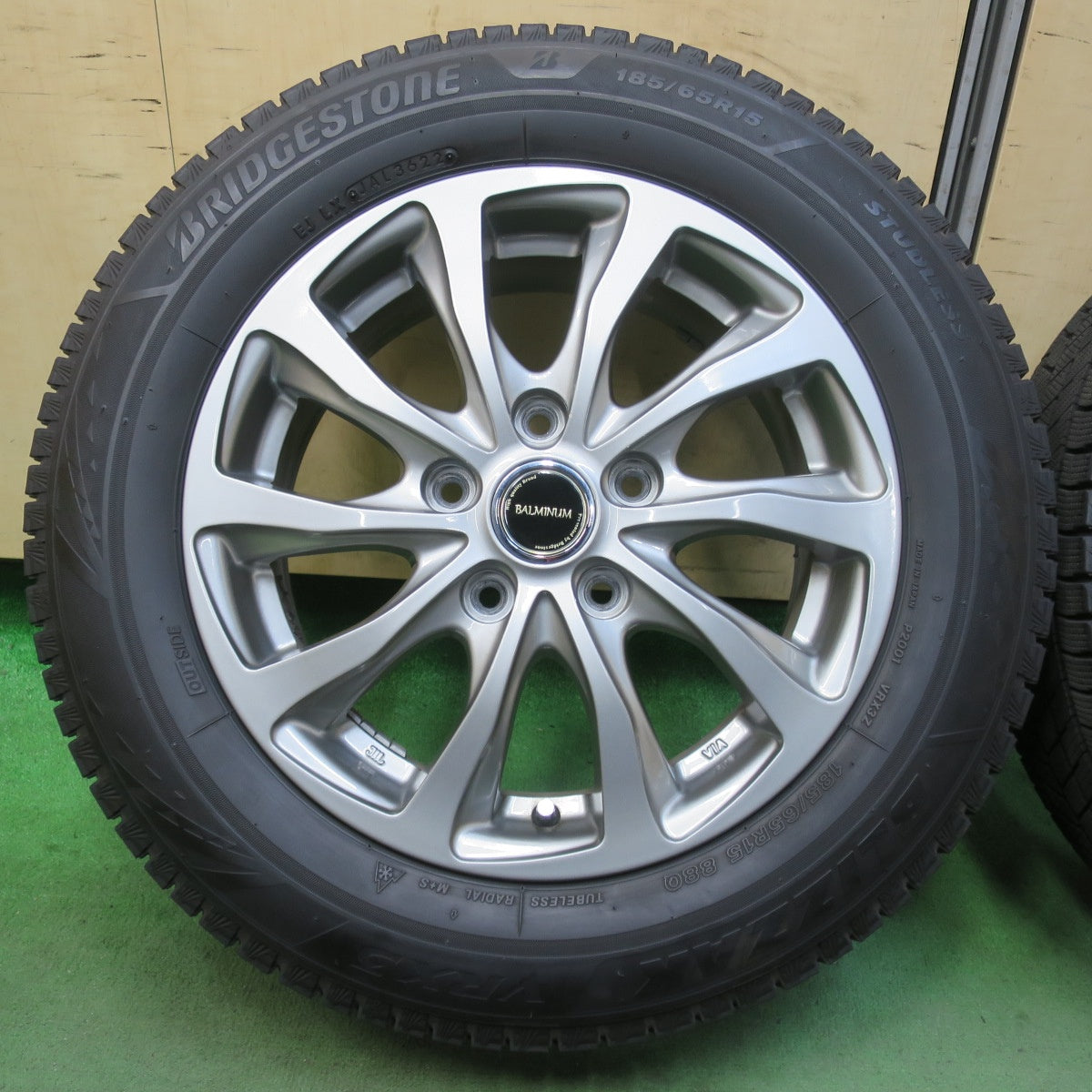バリ溝！22年！キレイ！8.5分★スタッドレス 185/65R15 ブリヂストン ブリザック VRX3 BALMINUM TR10 バルミナ 15インチ PCD114.3/5H★5120906イス
