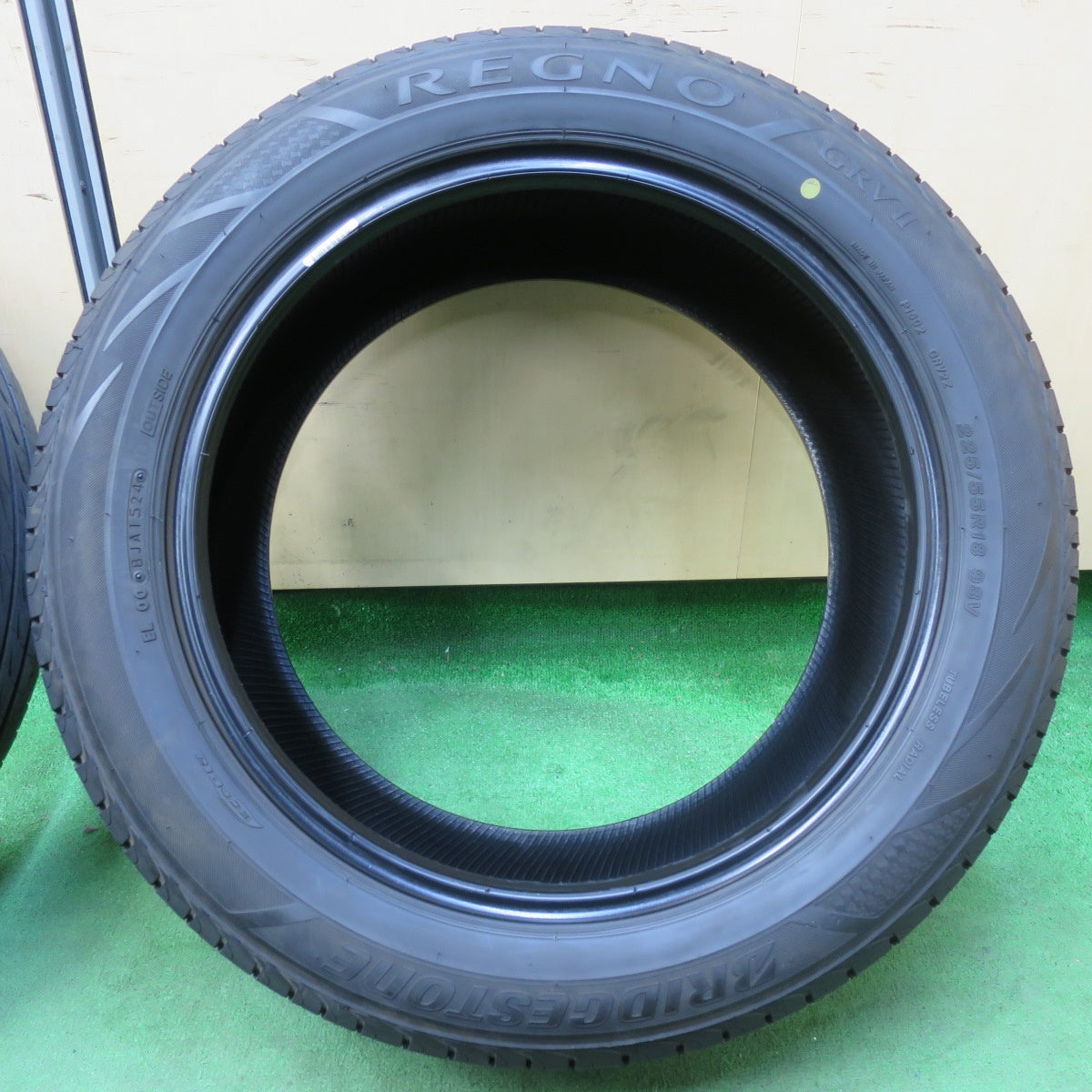 [送料無料] バリ溝！24年！9.5分★225/55R18 ブリヂストン レグノ GRV2 タイヤ 18インチ デリカD5 エルグランド スカイライン 等★4120306イノタ