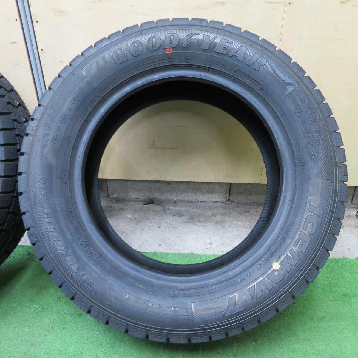 未使用！25年★スタッドレス 195/65R15 グッドイヤー アイスナビ7 タイヤ 15インチ プリウス ノア ヴォクシー ステップワゴン セレナ 等★6041302NGスタ