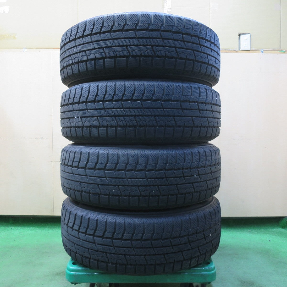 バリ溝！22年！キレイ！9.5分以上★スタッドレス 225/60R18 トーヨー ウインター トランパス TX Exceeder エクシーダー 18インチ PCD114.3/5H★5042402イス