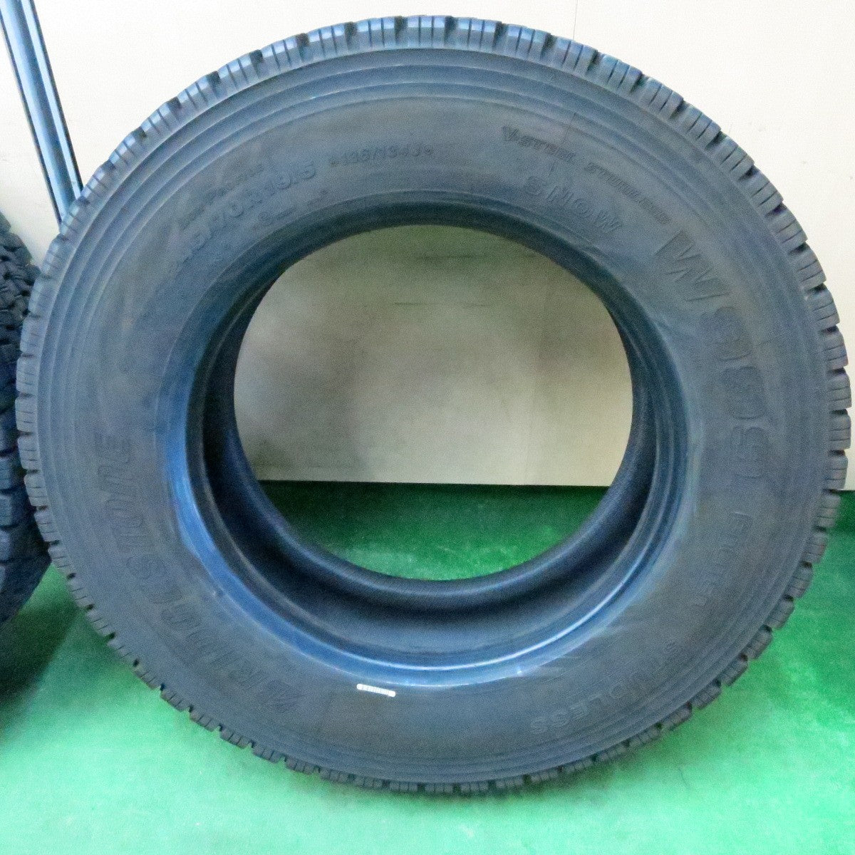 *送料無料* バリ溝！23年！9.5分★トラック タイヤ 245/70R19.5 136/134J スタッドレス ブリヂストン W999 19.5インチ★4050409ナス