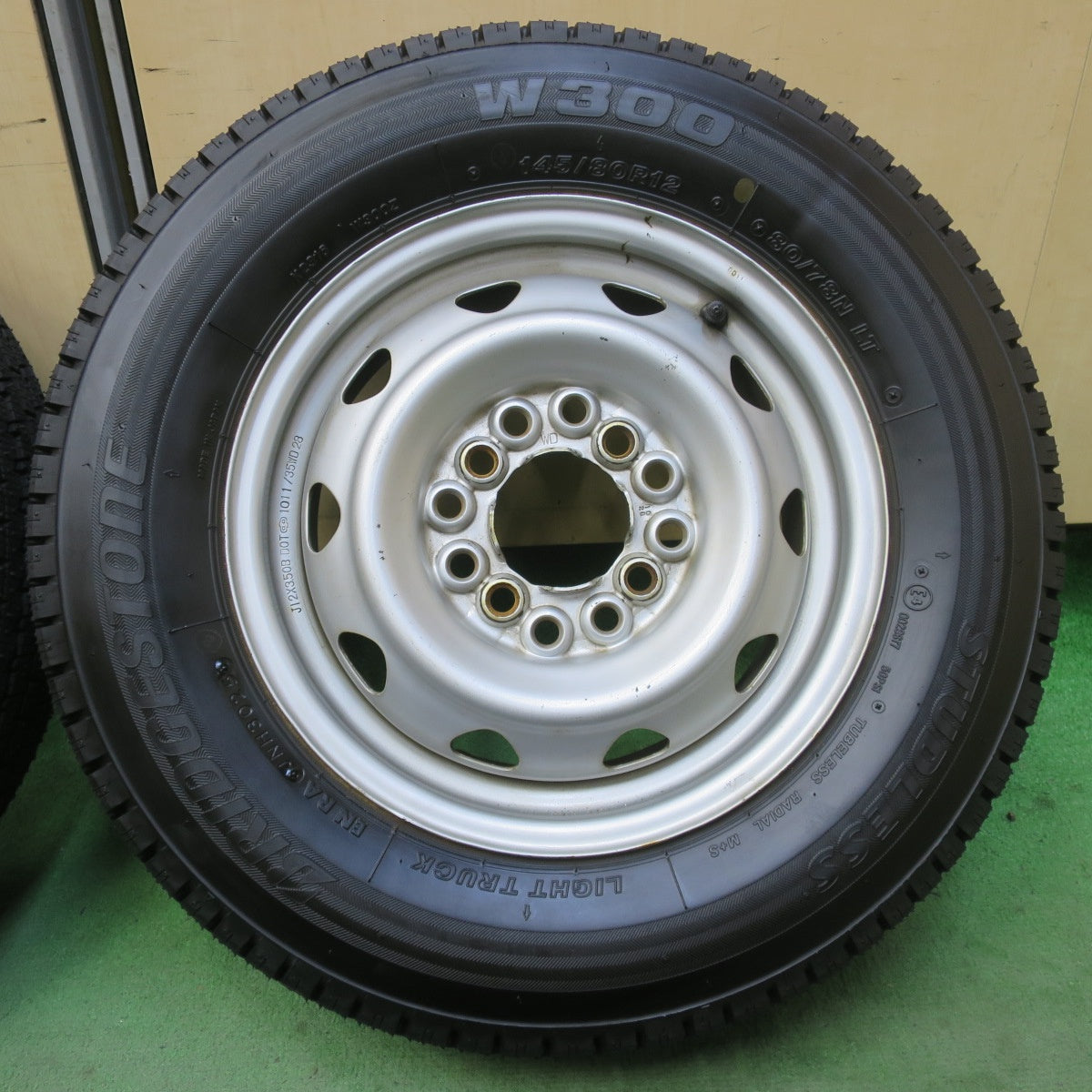 ほぼ未使用！25年◎スタッドレス 145/80R12 80/78N ブリヂストン W300 スチール ホイール 12インチ PCD100 110 114.3/4H マルチ◎6091104イス